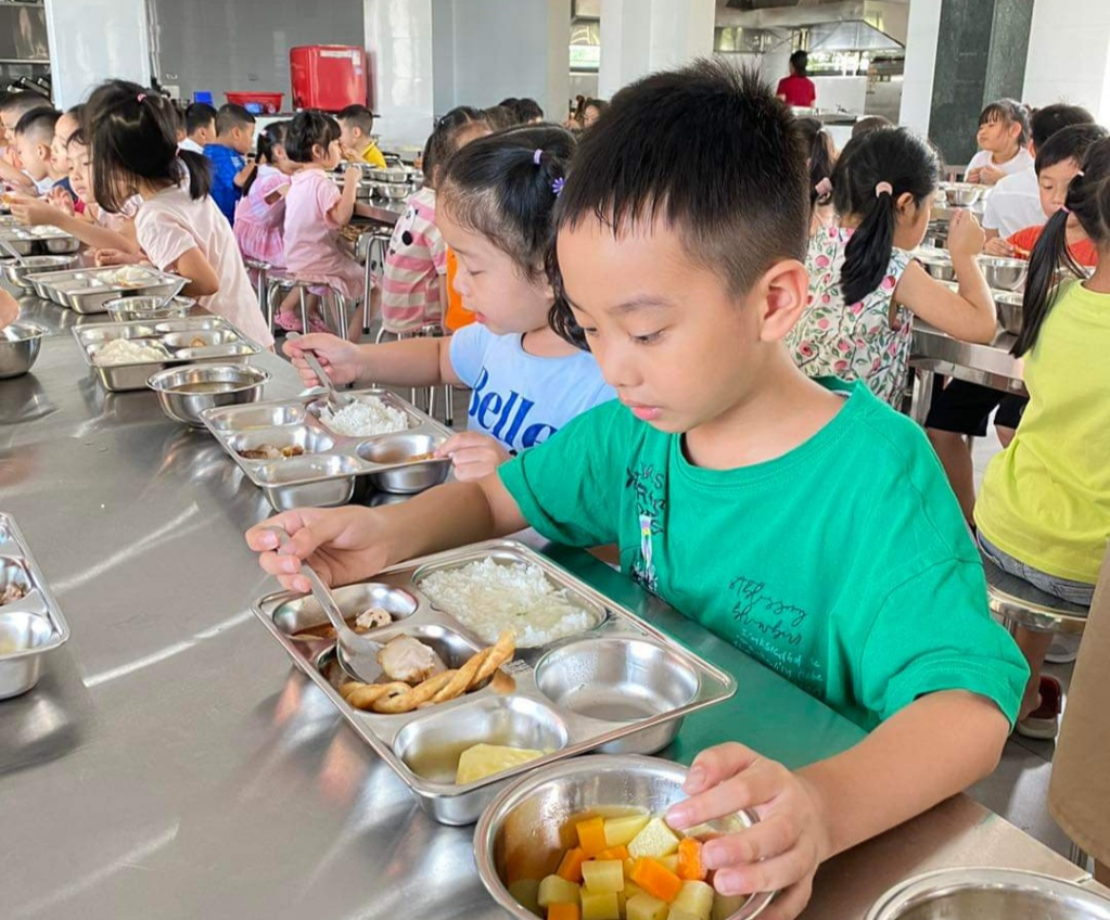 Bữa ăn bán trú của học sinh tiền tiểu học năm học 2022- 2023 của Trường Tiểu học, THCS, THPT Lê Thánh Tông, TP Hạ Long.