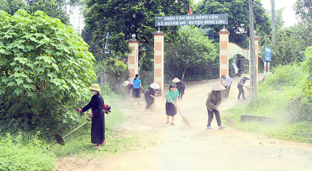 Đoàn Thanh niên xã Húc Động (huyện Bình Liêu) vẽ tranh xây dựng mô hình sáng, xanh, sạch, đẹp.