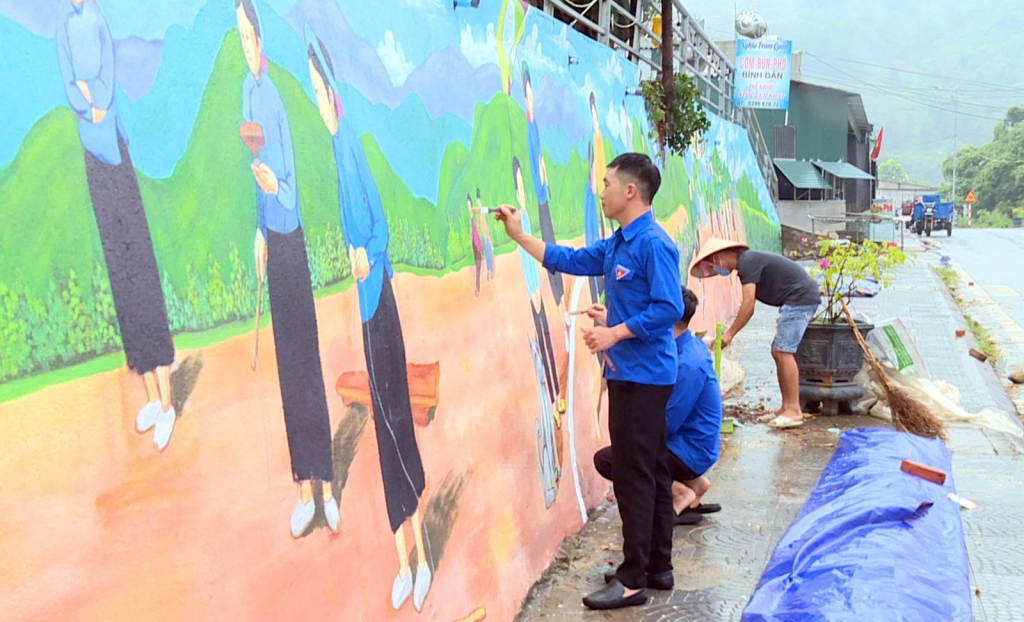 Đoàn thanh niên xã Húc Động (huyện Bình Liêu) vẽ tranh xây dựng môi trường sáng, xanh, sạch, đẹp.