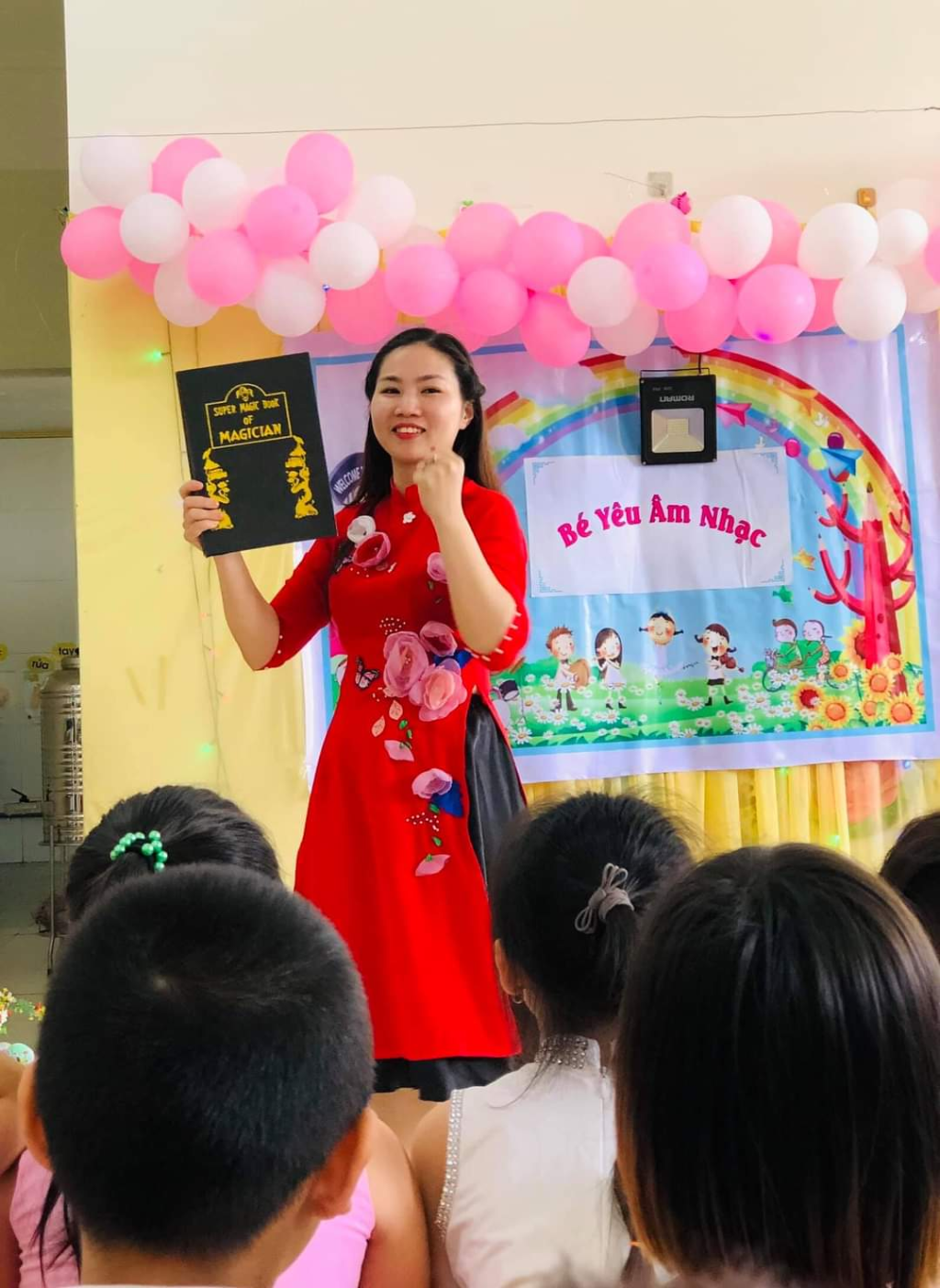 Cô giáo Trần Hải Ngọc luôn hồn nhiên sinh động trong các bài giảng