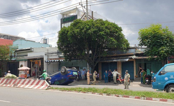 Ô tô lật phơi bụng trên đường, nữ tài xế kêu cứu giữa trưa 1