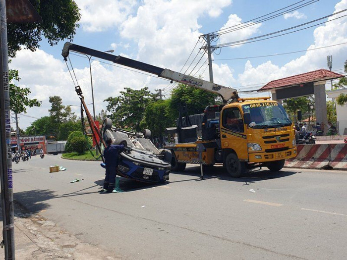 Ô tô lật phơi bụng trên đường, nữ tài xế kêu cứu giữa trưa 2