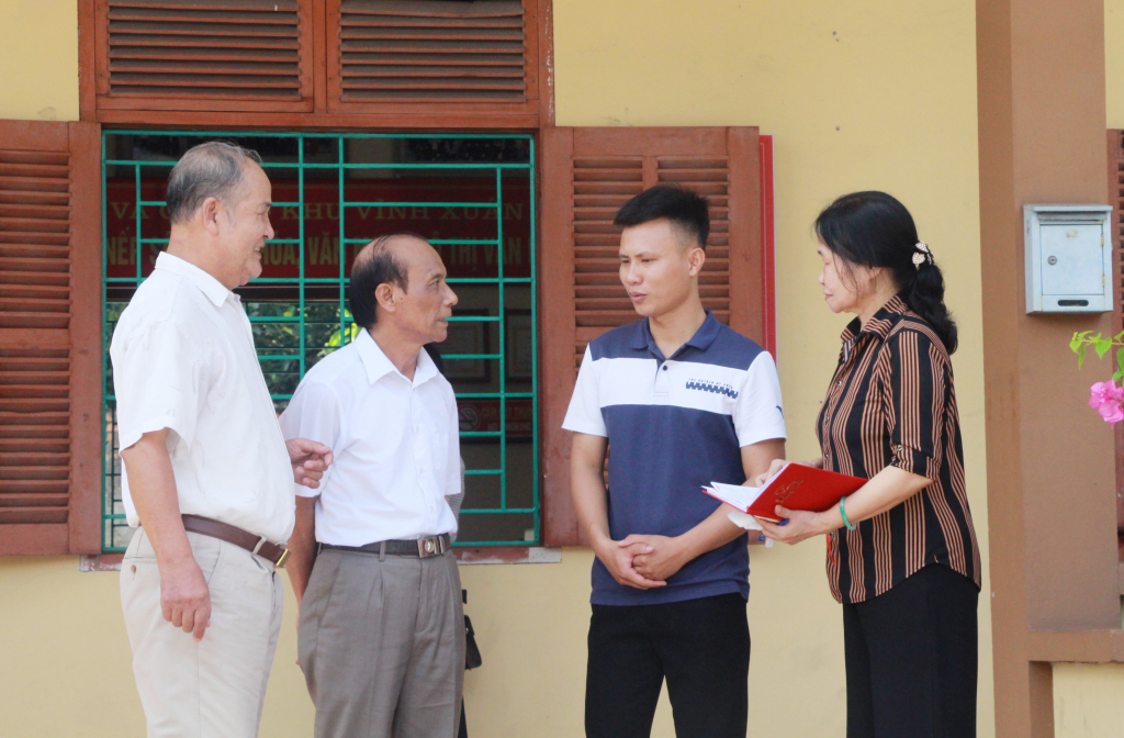 Đảng viên trẻ Hà Minh Nhật, chi bộ khu Vĩnh Xuân, phường Mạo Khê, TX Đông Triều (thứ 2 từ phải qua) trò chuyện với các đảng viên trong chi bộ.
