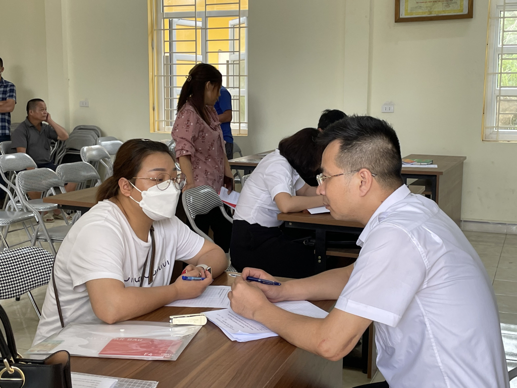 Trợ giúp viên pháp lý tư vấn pháp luật cho người dân tại Hội nghị TGPL tại huyện Bình Liêu. 