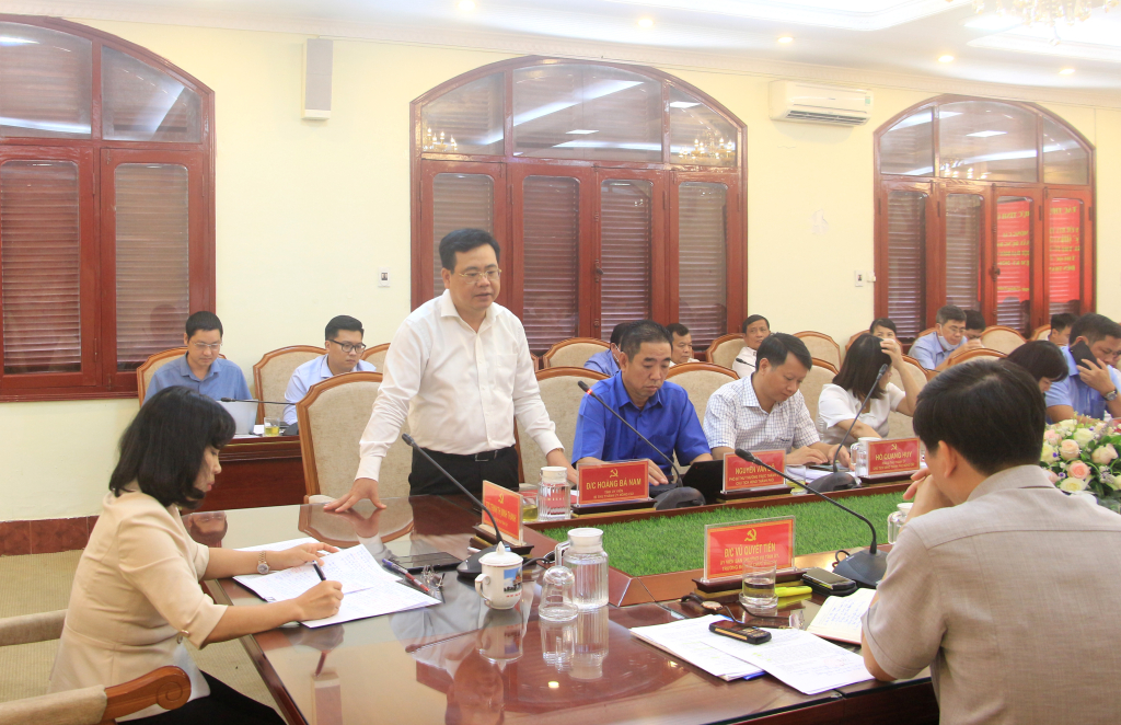 Đồng chí Hoàng Bá Nam, Bí thư Thành ủy Móng Cái, phát biểu tại buổi làm việc.
