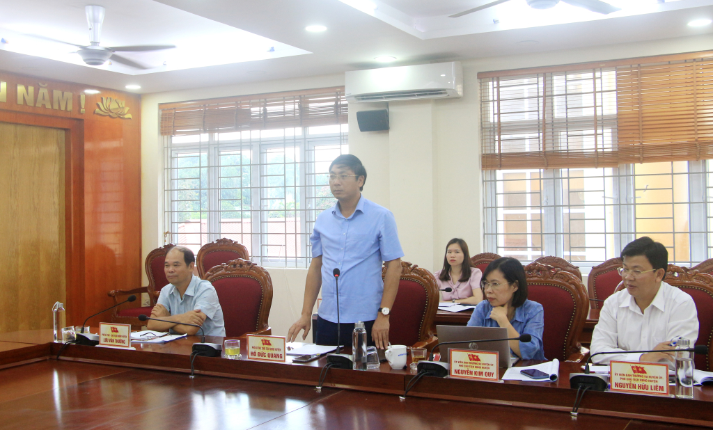 Đồng chí Hồ Đức Quang, Phó Bí thư Huyện ủy, Chủ tịch UBND huyện Hải Hà, phát biểu tại buổi làm việc.