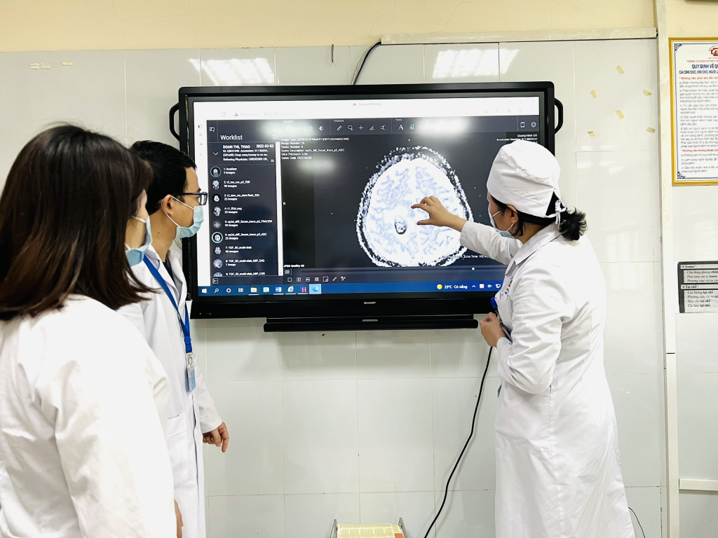Bác sĩ Nguyễn Thị Thoa, Trưởng khoa Nội Tim mạch đã cùng các đồng nghiệp phát triển nhiều kỹ thuật mới, các kỹ thuật đặc biệt khó.
