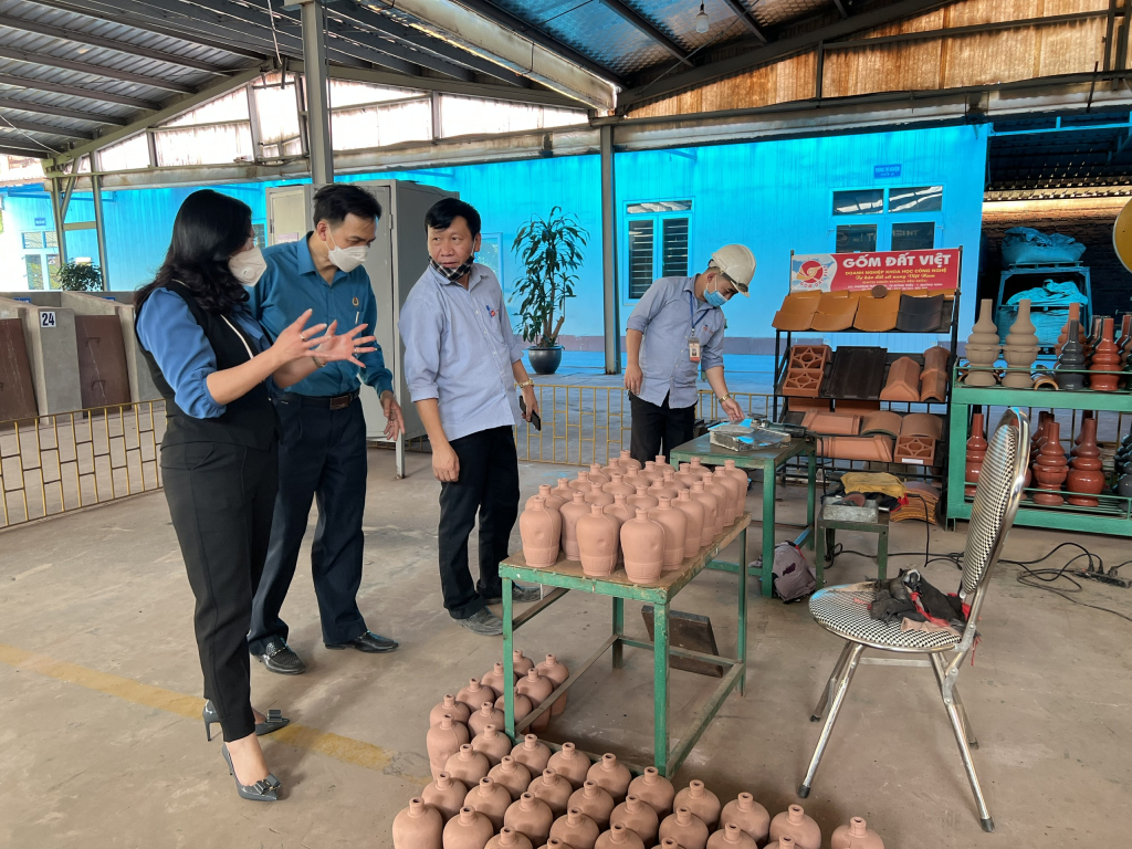 CBCNVLĐ Tổ hợp Công ty Gốm Đất Việt luôn tích cực trong cải tiến kỹ thuật, ứng dụng công nghệ vào sản xuất.