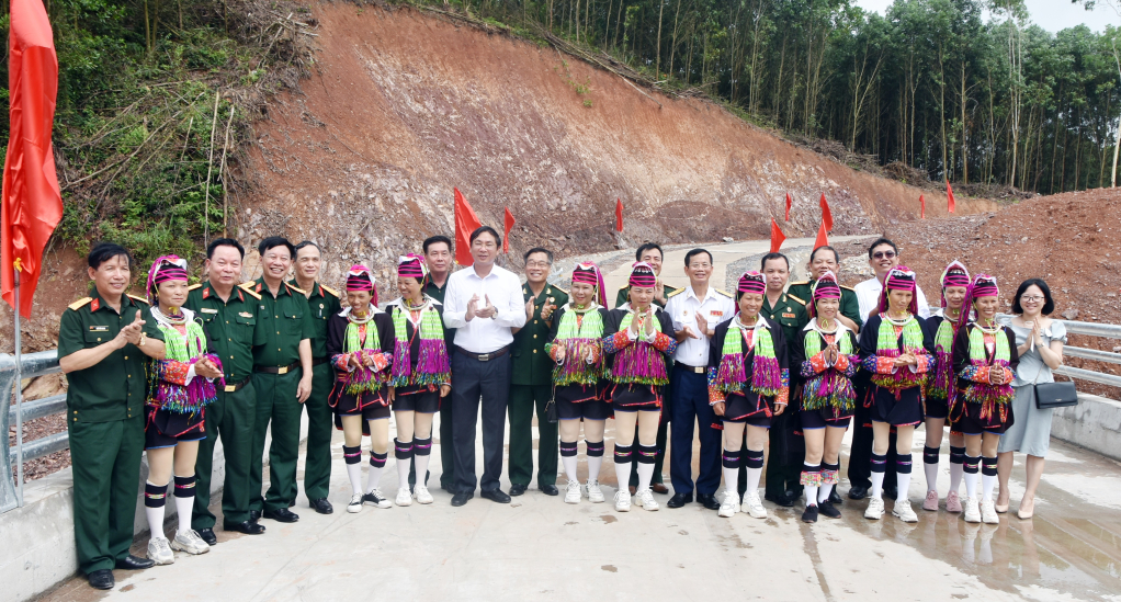 Đại diện Hội CCB tỉnh, Hiệp hội Doanh nghiệp CCB tỉnh và huyện Hải Hà gắn biển công trình cầu tràn vượt lũ tại xóm Trại Mít (thôn 5, xã Quảng Phong, huyện Hải Hà) tháng 7/2022.