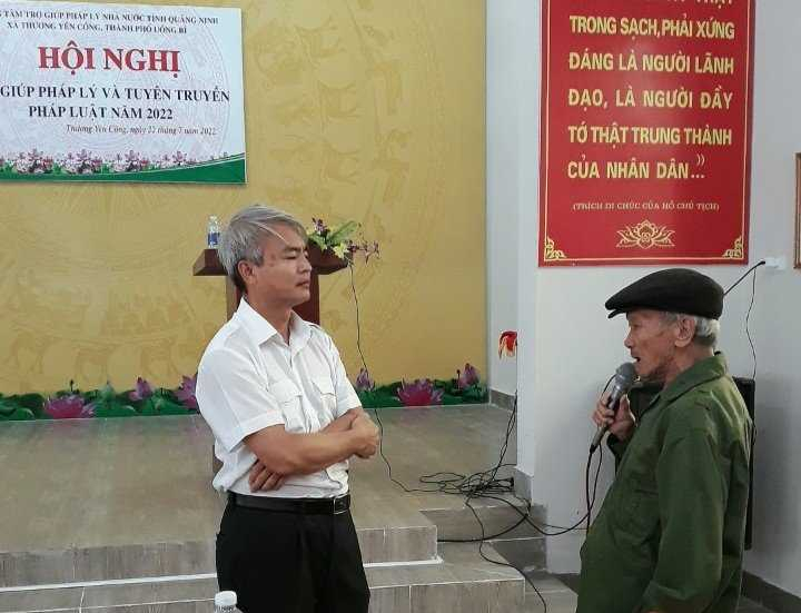 Trợ giúp viên pháp lý nghe và tư vấn pháp luật cho người dân tại Hội nghị TGPL trên địa bàn TP Uông Bí.