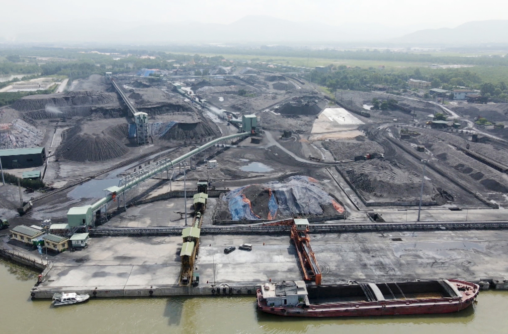 Hoạt động bốc xúc than tiêu thụ tại cảng Điền Công (TP Uông Bí).