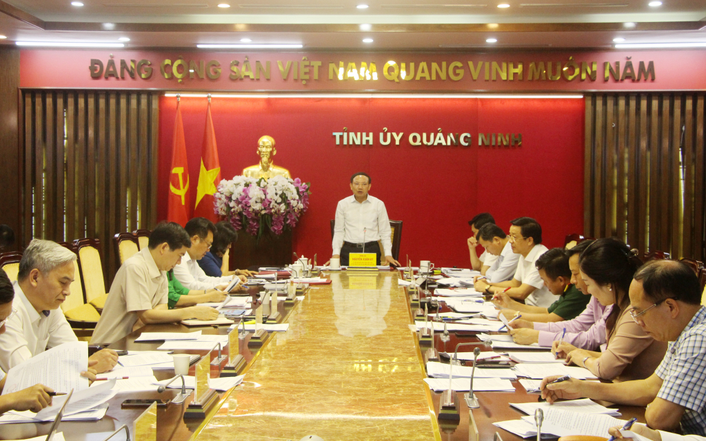Đồng chí Nguyễn Xuân Ký, Ủy viên Trung ương Đảng, Bí thư Tỉnh ủy, Chủ tịch HĐND tỉnh chủ trì cuộc họp.