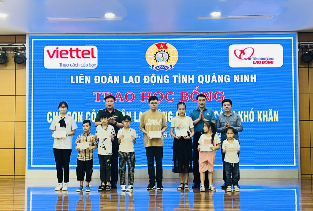 Lãnh đạo LĐLĐ tỉnh, Viettel Quảng Ninh và đại diện Quỹ tấm lòng vàng trao tặng học bổng cho con công nhân, lao động có hoàn cảnh khó khăn.