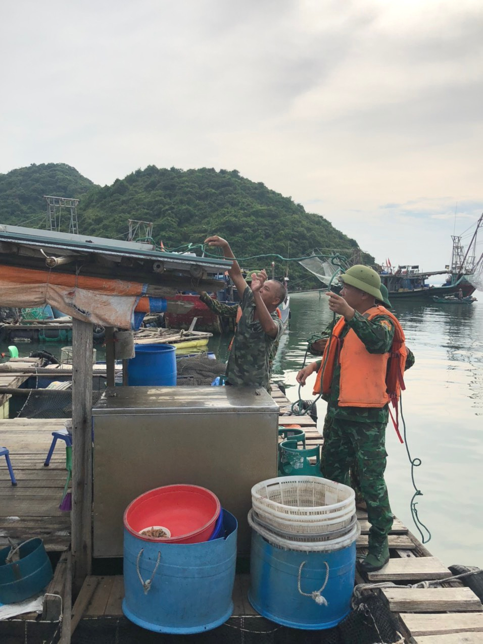 Lực lượng BĐBP tỉnh giúp ngư dân chằng, chống tàu, thuyền và nồng bè nuôi trồng thủy sản đối phó với bão số 3. 