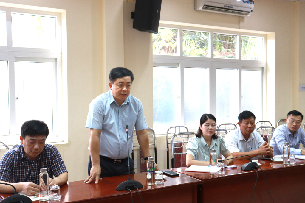 Đồng chí Mai Vũ Tuấn, Giám đốc Trung tâm Truyền thông tỉnh, Chủ tịch Liên hoan nghiệp vụ báo chí Trung tâm Truyền thông tỉnh Quảng Ninh lần thứ 4, phát biểu tại buổi họp Ban Giám khảo, tổ thư ký.