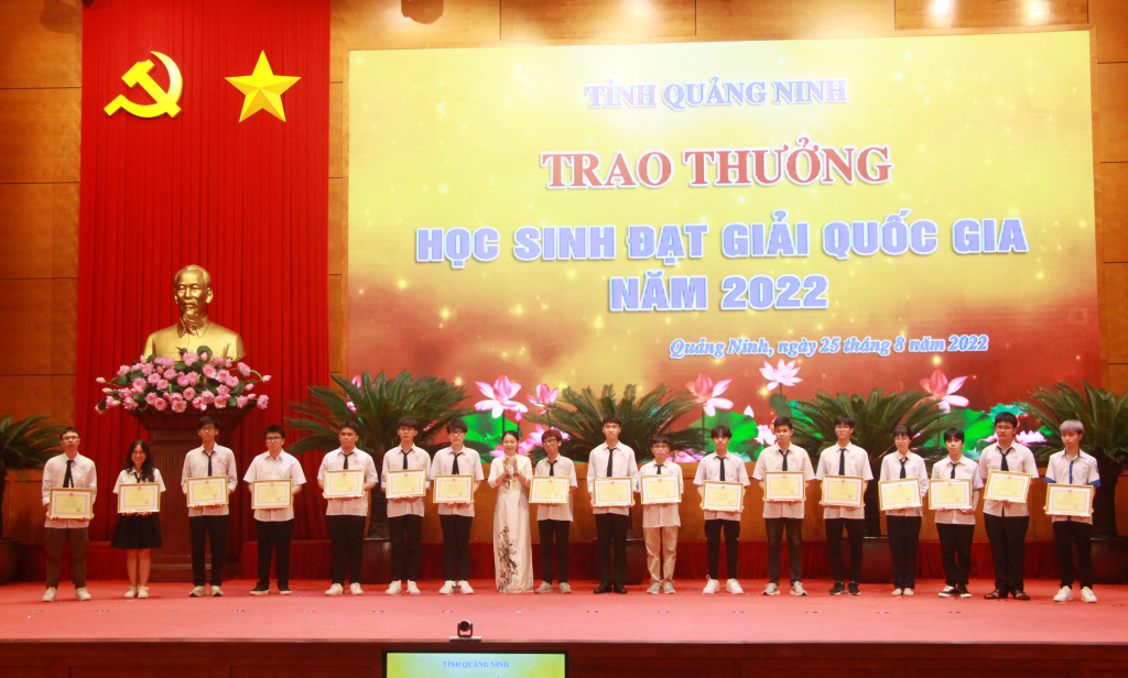 Các em học sinh 