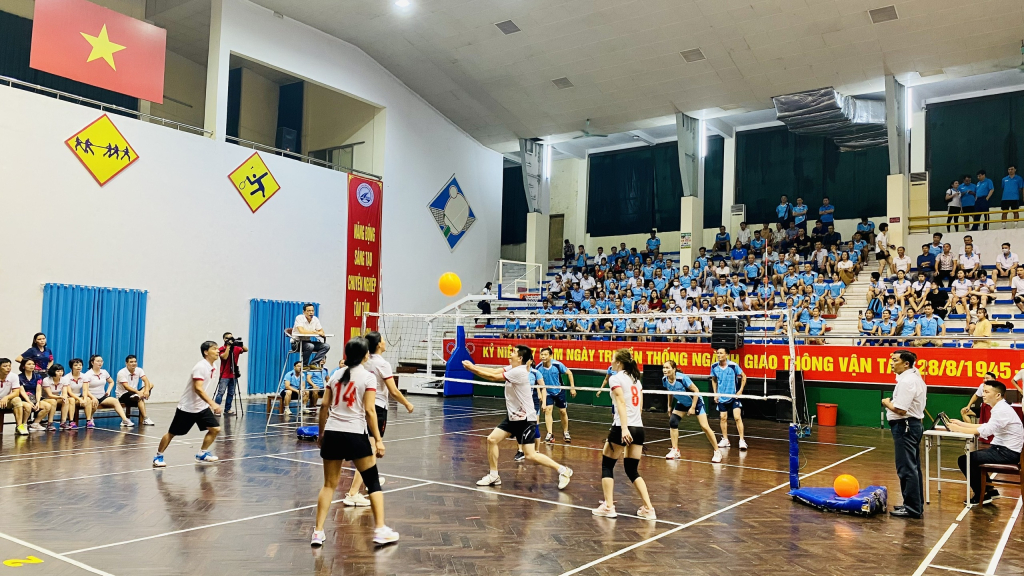 Thi đấu bóng chuyền hơi giữa 2 đội Sở GTVT Quảng Ninh và Cục Quản lý Đường bộ 1.