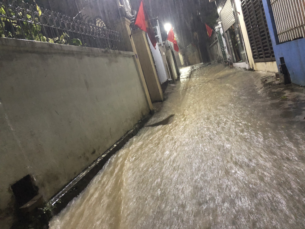 Lượng nước mưa lớn, chảy mạnh khiến cho nhiều khu vực không thể thoát nước kịp.