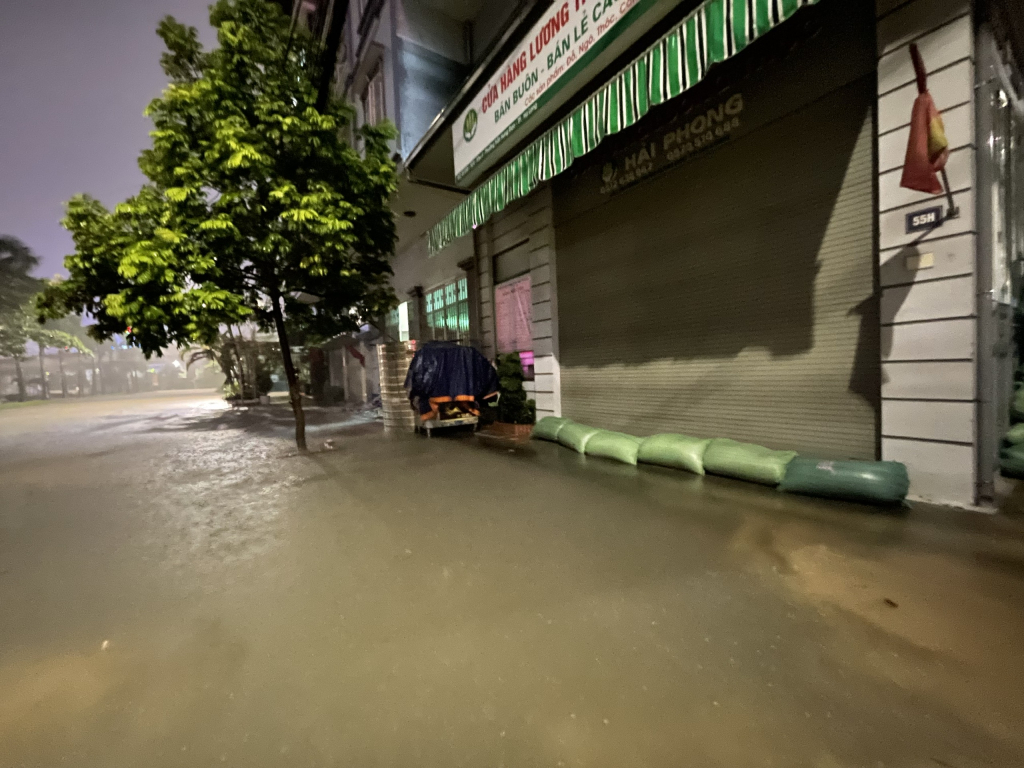 Khu vực Yết Kiêu (TP Hạ Long) nhiều gia đình vào phải kê chắn để tránh nước ngập vào nhà.