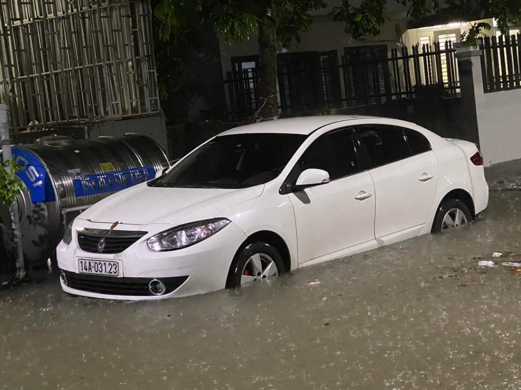 Nhiều xe ngập trong nước tại các khu vực trên địa bàn TP Hạ Long.