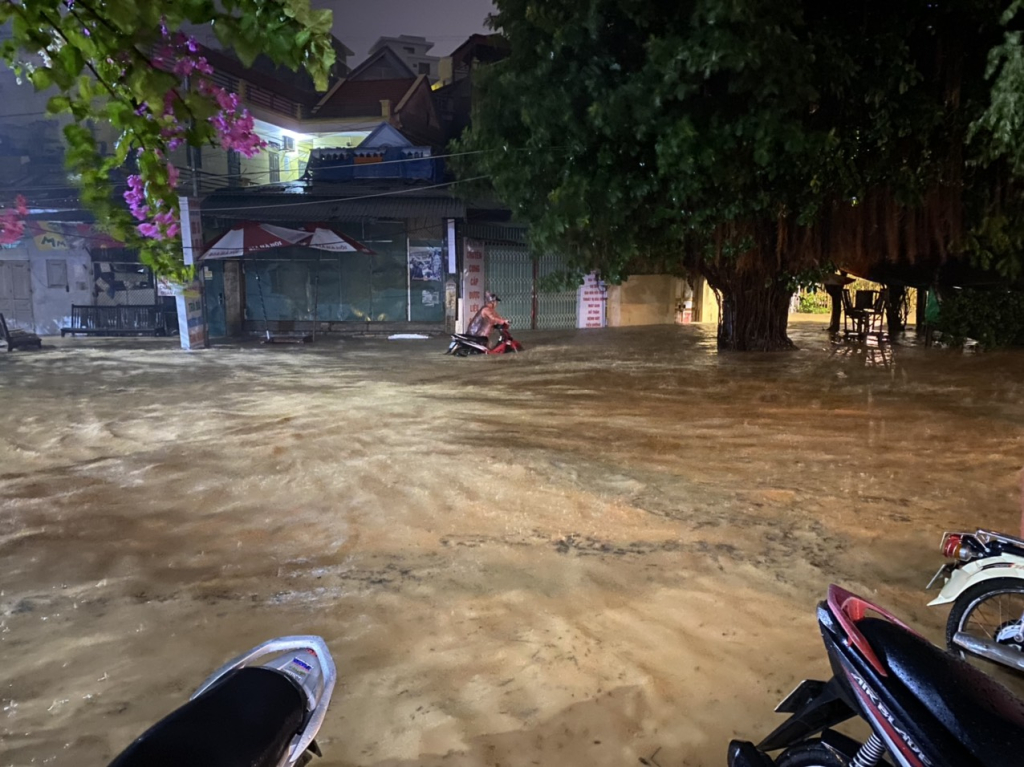 Nhiều khu vực tại phường Bãi Cháy cũng bị ngập cục bộ.