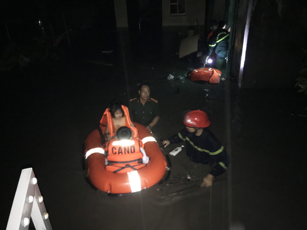 Người dân khu 5, phường Bắc Sơn được di dời đến nơi an toàn sau khi nhà ở bị ngập sâu.