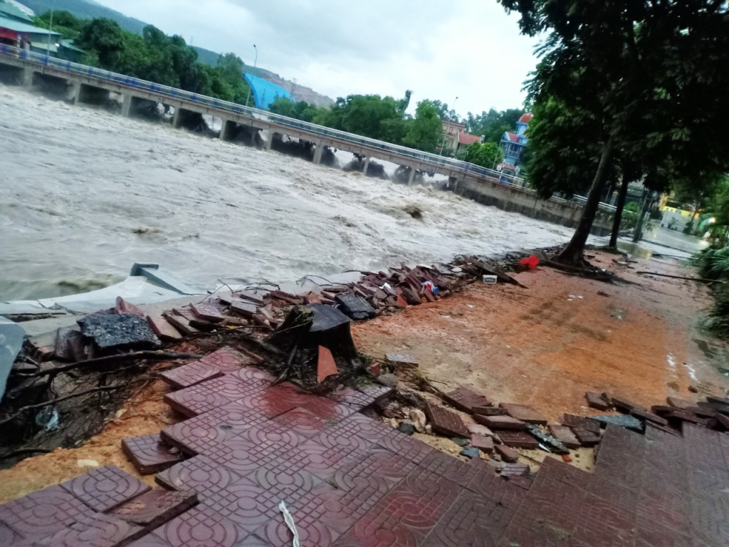 Sau mư, nhiều đoạn vỉa hè trên địa bàn TP Uông Bí bị bong tróc.