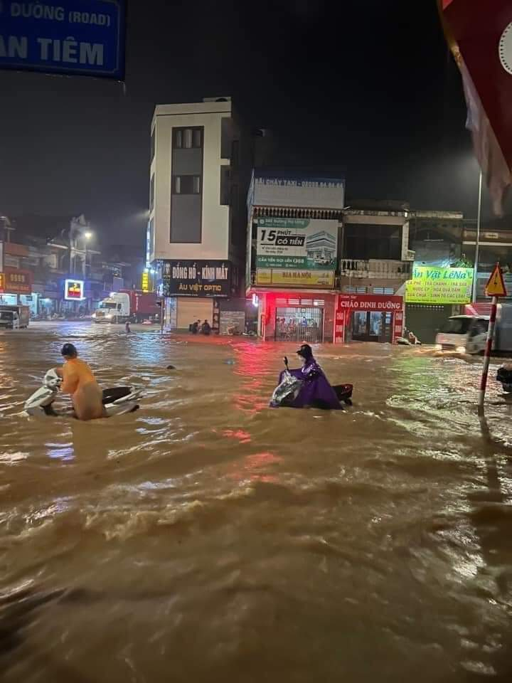 Khu vực đường An Tiêm (phường Hà Khẩu) ngập lụt cục bộ khiến cho việc đi lại của người dân gặp nhiều khó khăn.