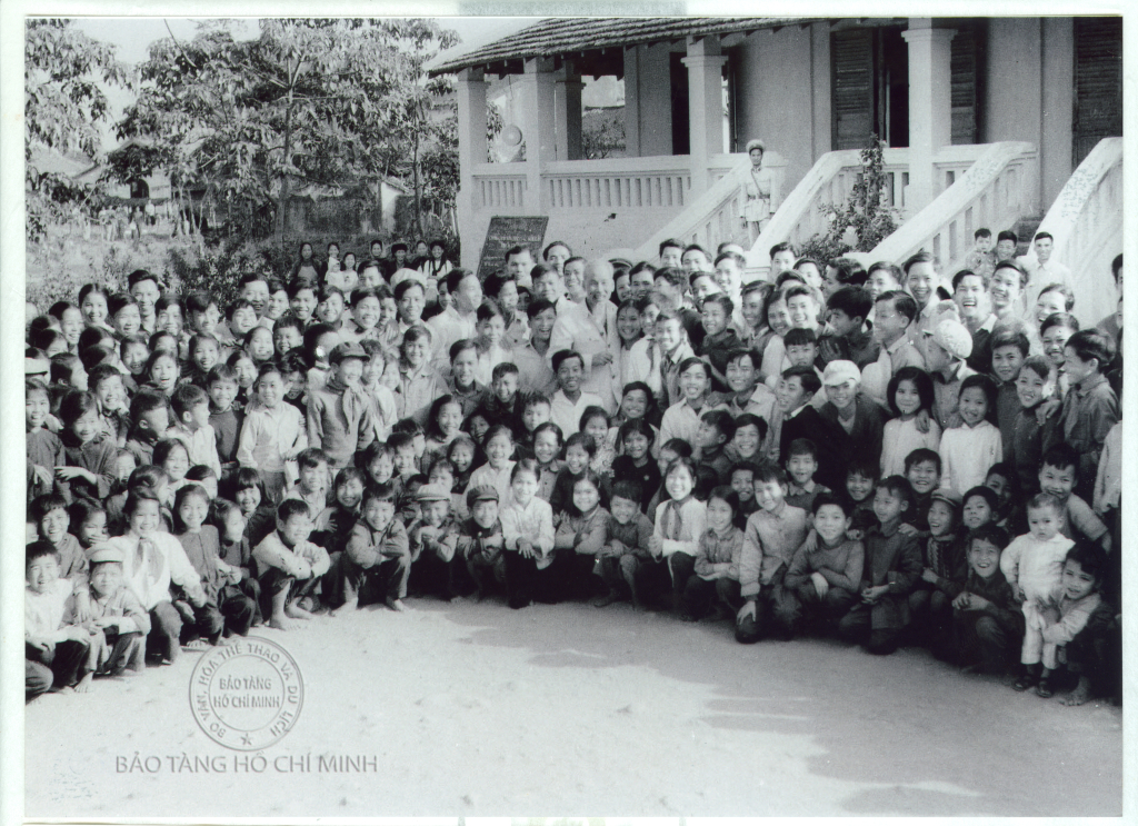 Chủ tịch Hồ Chí Minh thăm và chụp ảnh cùng giáo viên, học sinh Trường cấp I, II Móng Cái, tỉnh Hải Ninh, ngày 19/2/1960. Ảnh: Bảo tàng Hồ Chí Minh.
