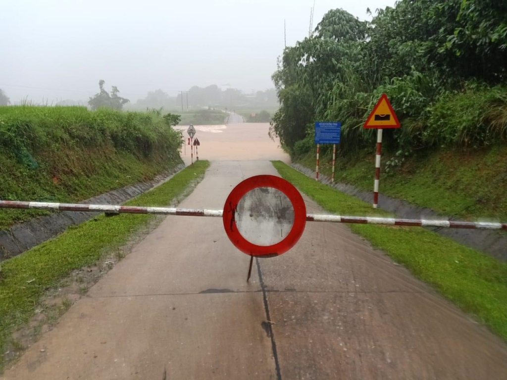 Ngoài ra, mưa lớn kéo dài đã làm nước dâng cao, chảy siết trên toàn bộ các tuyến sông, suối/địa bàn huyện.