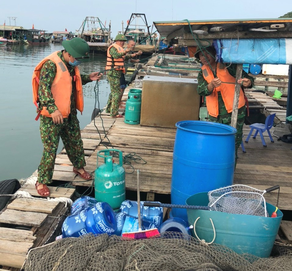 CBCS Đồn Biên phòng cửa khẩu cảng Vạn Gia (BĐBP tỉnh) giúp ngư dân tại khu vực biển Cống Cách (xã đảo Vĩnh Trung, TP Móng Cái) neo buộc lồng bè nuôi trồng thủy sản phòng chống cơn bão số 3, tháng 8/2022.