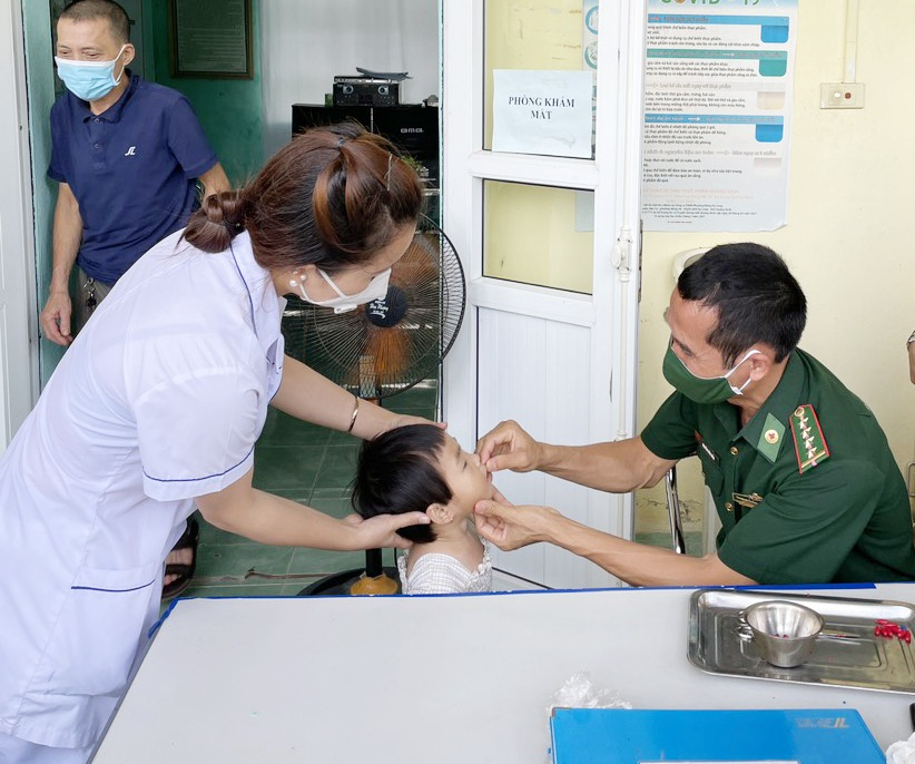 Cán bộ quân y Đồn BP Bắc Sơn và cán bộ Trạm Y tế xã Bắc Sơn cho trẻ em trên địa bàn xã Bắc Sơn, TP Móng Cái uống Vitamin A.