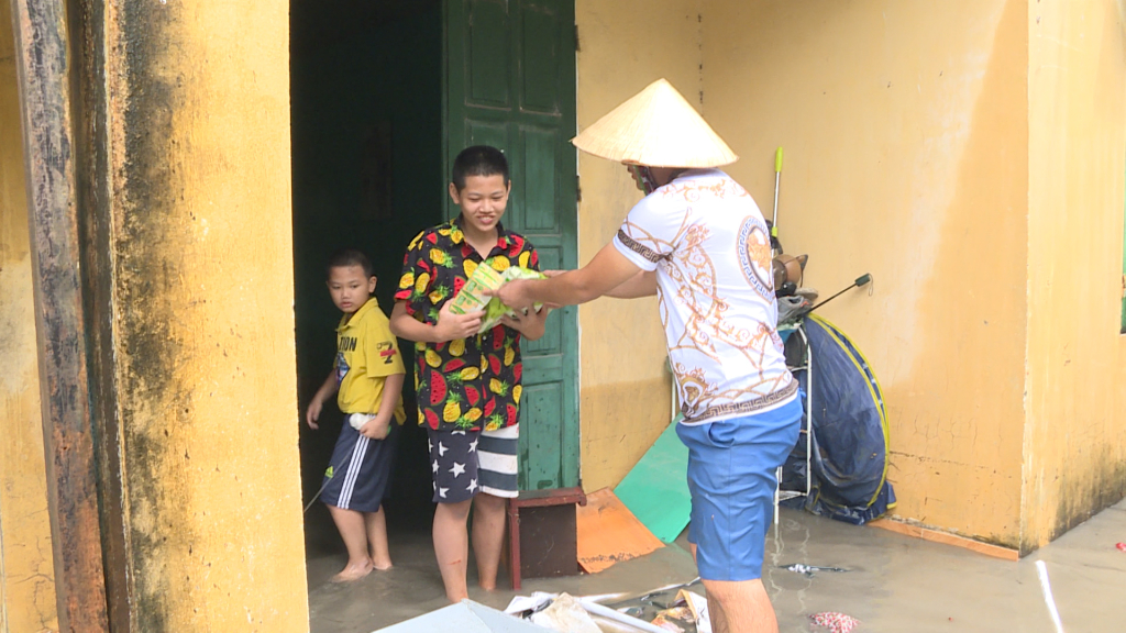 Đối với những gia đình không đi được, nhóm của anh Trung đã đến hỗ trợ thực phẩm.