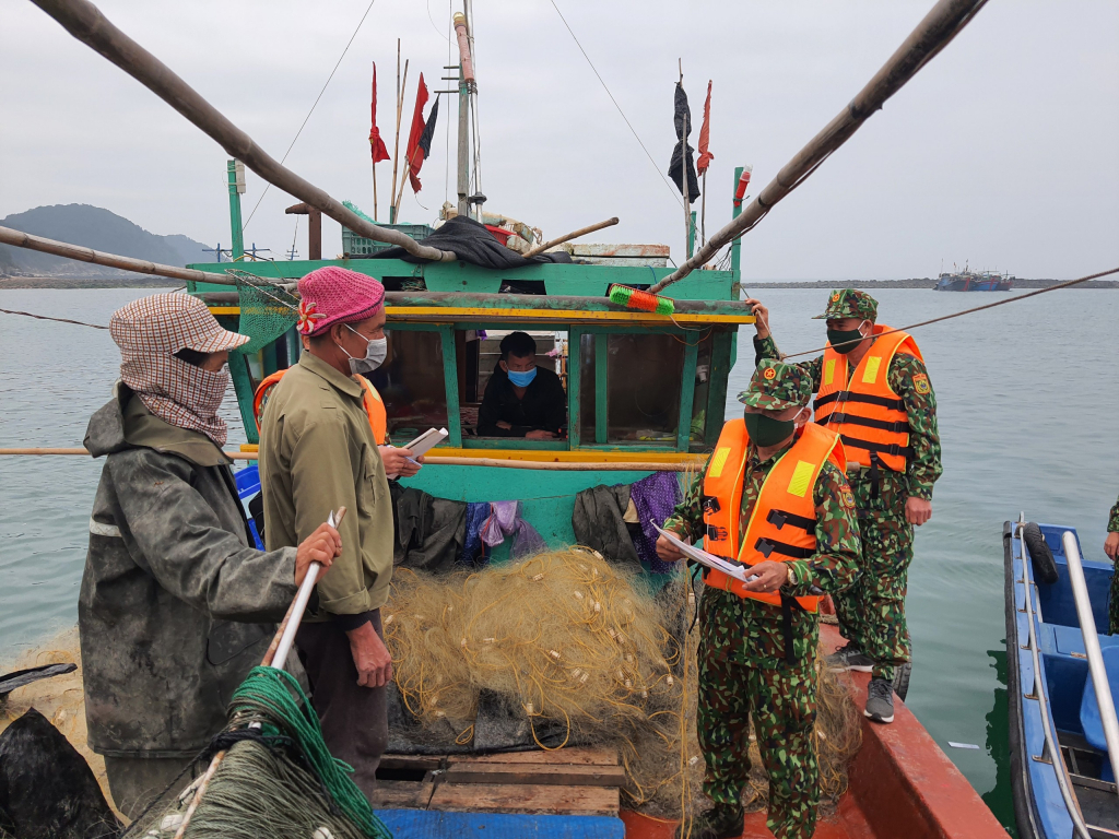 CBCS Đồn Biên phòng đảo Trần tuyên truyền cho bà con ngư dân các quy định về khai thác thủy sản; phòng, chống dịch Covid-19 và chống xuất nhập cảnh trái phép.
