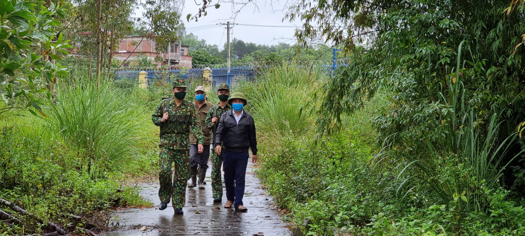 CBCS Đồn Biên phòng Cửa khẩu Hoành Mô và các thành viên Tổ tự quản đường biên, cột mốc thôn Nà Sa (xã Hoành Mô, huyện Bình Liêu) phối hợp tuần tra bảo vệ đường biên cột mốc trên địa bàn.