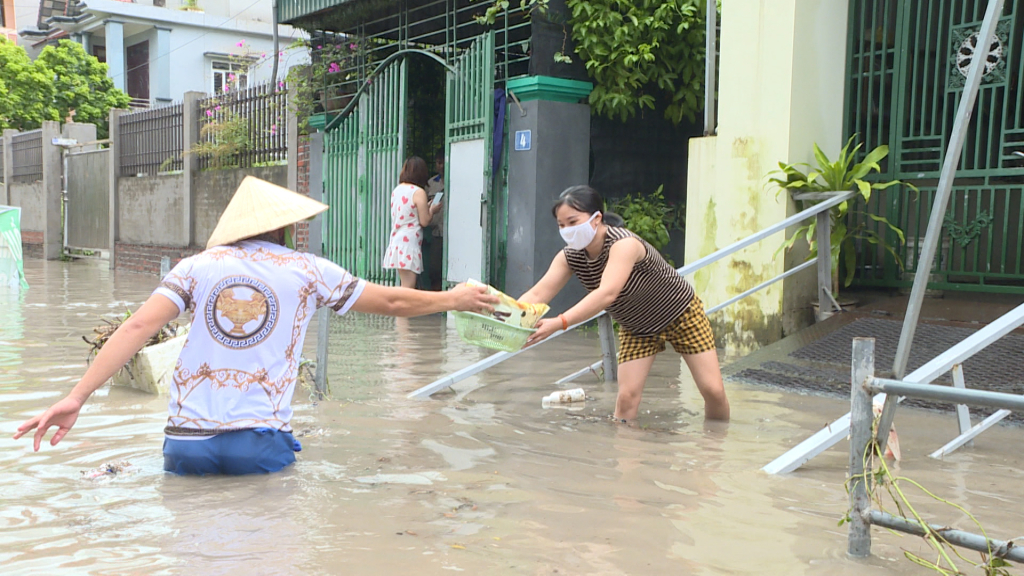 Nhiều gia đình khác gặp khó khăn do ngập lụt được hỗ trợ thực phẩm.