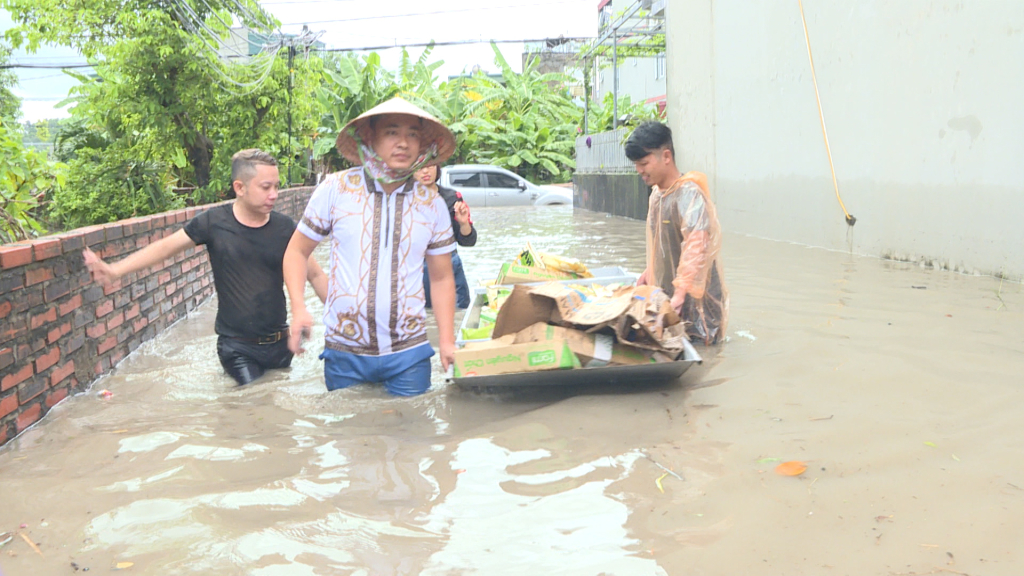 Với mục tiêu hỗ trợ tình thế khi nước còn ngập sâu, đoàn của anh Trung chủ yếu chuẩn bị các loại bánh, sữa để trẻ nhỏ, người già có thể dễ dàng sử dụng.