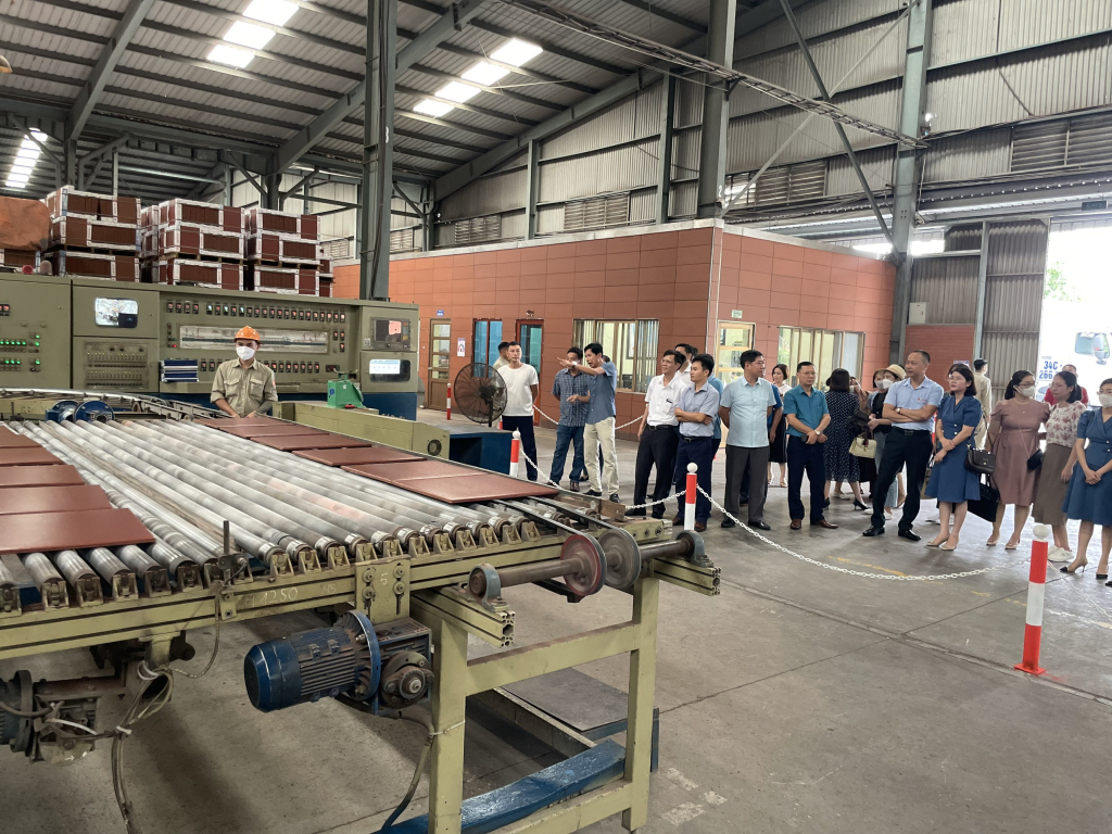Đoàn tìm hiểu quy trình sản xuất gốm tại Công ty CP Gốm Đất Việt (TX Đông Triều).