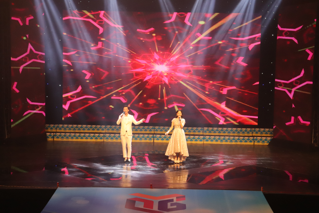 Các ca sĩ tự tin thể hiện giọng hát trên sân khấu Khai mạc Liên hoan. 