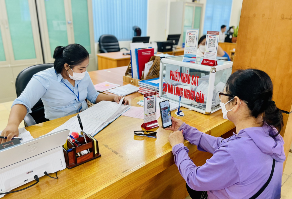 Người dân thanh toán hóa đơn không dùng tiền mặt tại Trung tâm Hành chính công huyện Vân Đồn.
