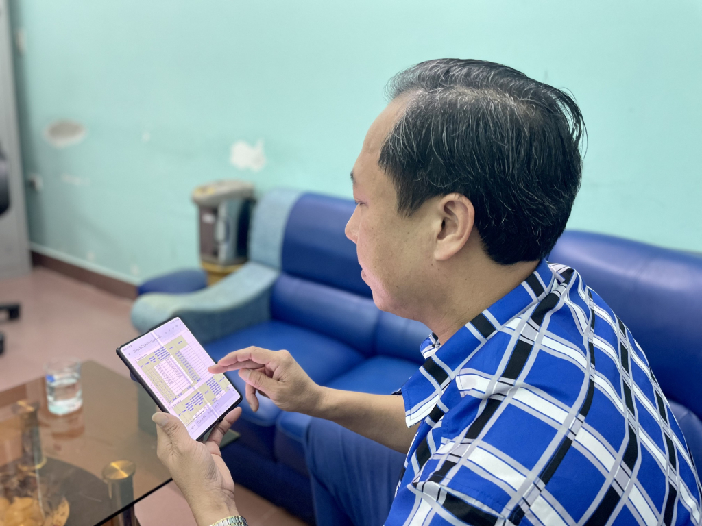 Nhờ chuyển đổi số, ông Phạm Huy Thành, Phó trưởng phòng Văn hoá - Thông tin huyện Vân Đồn có thể cập nhật và kiểm tra thông tin, số liệu ở bất cứ đâu, bất cứ khi nào.