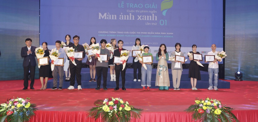 Đồng chí Ngô Hoàng Ngân, Phó Bí thư Thường trực Tỉnh ủy, Trưởng Đoàn Đại biểu Quốc hội tỉnh, trao chứng nhận cho các nhóm làm phim.