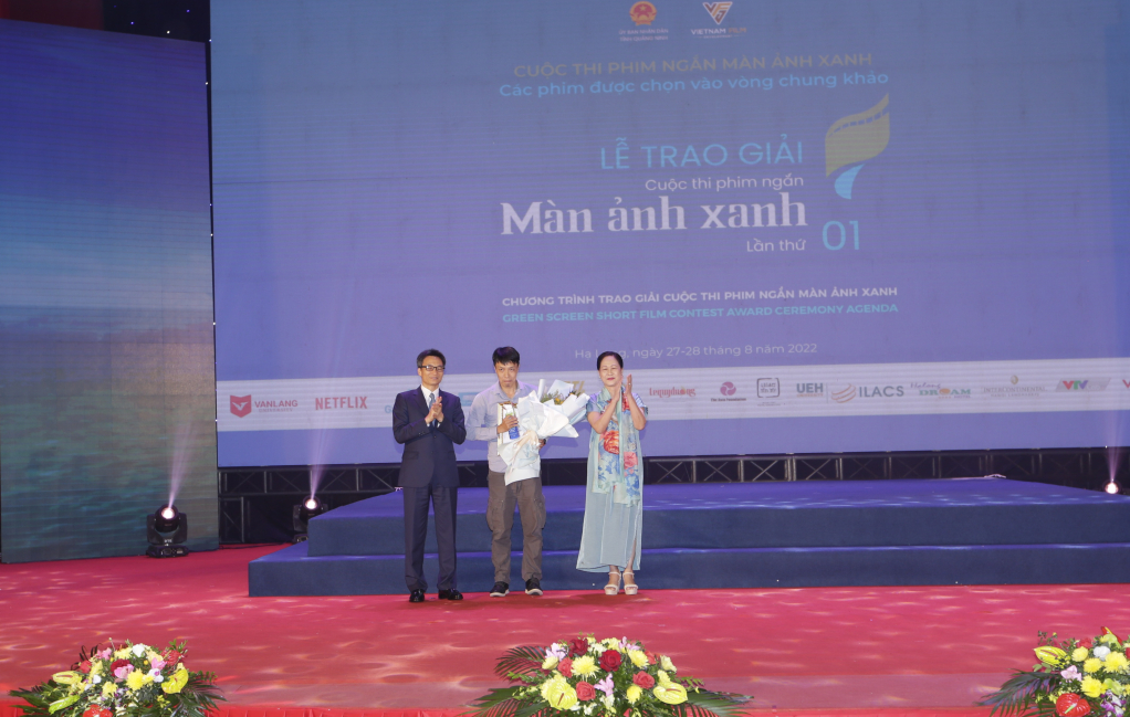 Phó thủ tướng Vũ Đức Đam và NSND Như Quỳnh lên công bố và trao giải Nhất  Cuộc thi phim ngắn "Màn ảnh Xanh" cho 