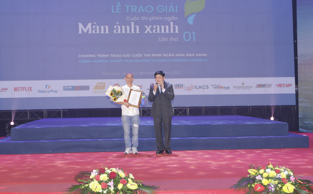 PGS.TS Nguyễn Thế Kỷ, Chủ tịch Hội đồng Lý luận phê bình VHNT Trung ương, trao giải Nhì cho bộ phim 