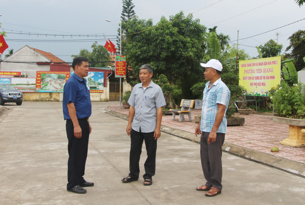 Đồng chí Lê Văn Đoan, Phó Bí thư Đảng ủy, Chủ tịch Ủy ban MTTQ phường Yên Giang, TX Quảng Yên (ngoài cùng bên trái) trò chuyện với các đảng viên chi bộ khu phố.