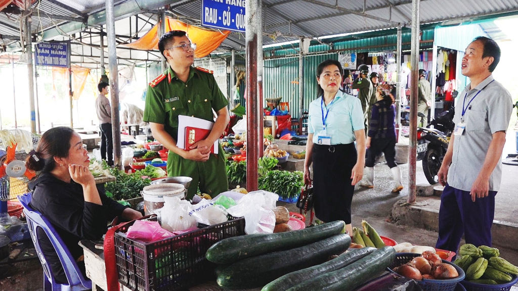 Các lực lượng phối hợp kiểm tra và tuyên truyền công tác PCCC và giữ gìn ANTT tại Chợ Hạ Long