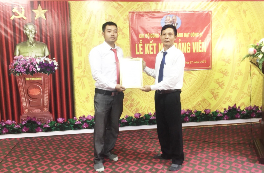 Công ty TNHH Thành Đạt Uông Bí kết nạp đảng viên mới.