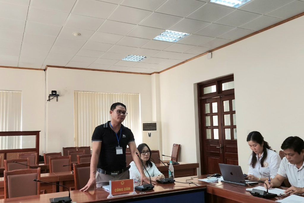 Đại diện của bà Vương Thị Bích Việt trình bày nội dung phản ánh, kiến nghị liên quan đến việc UBND huyện Vân Đồn chậm trễ thực hiện chỉ đạo của tỉnh tới Hội đồng Tiếp công dân tỉnh, ngày 15/8/2022.