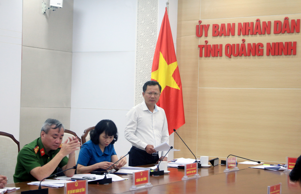 Đồng chí Cao Tường Huy, Phó Chủ tịch Thường trực UBND tỉnh, phát biểu tại phiên họp.