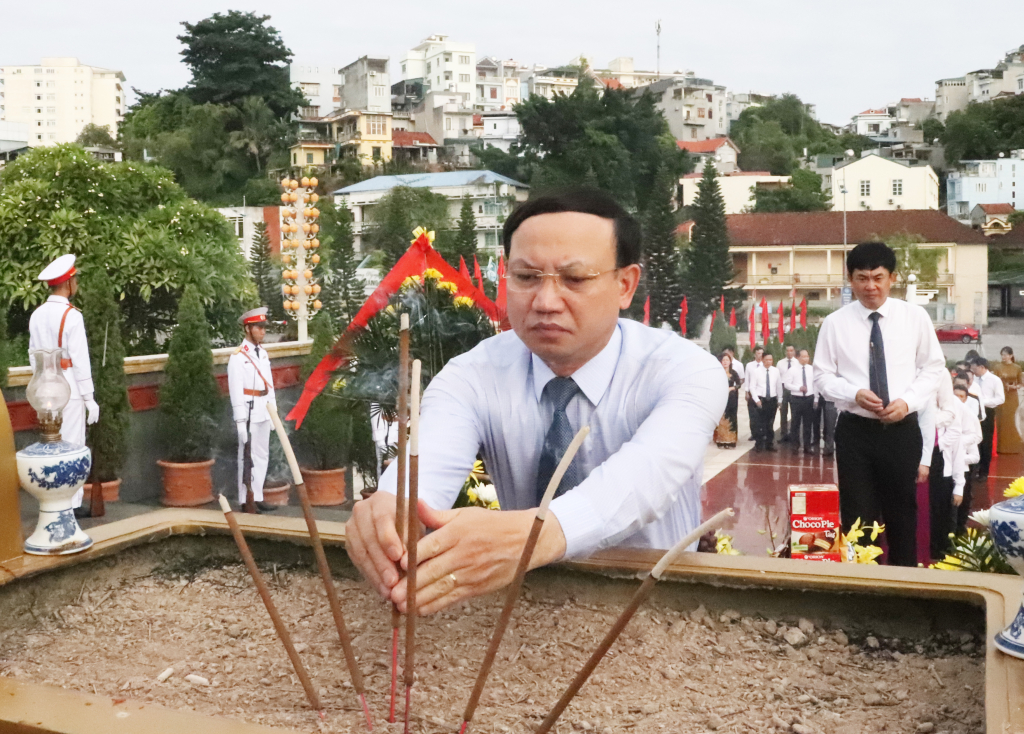 Đồng chí Nguyễn Xuân Ký, Ủy viên Trung ương Đảng, Bí thư Tỉnh ủy, Chủ tịch HĐND tỉnh, dẫn đầu đoàn dâng hương tưởng niệm các Anh hùng liệt sĩ.